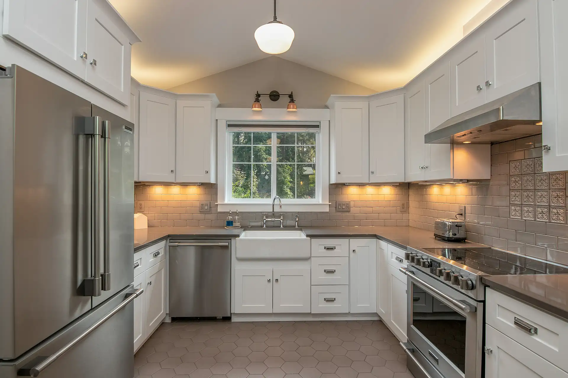 Beautiful kitchen renovation by Hamilton Reno in Hamilton, Ontario